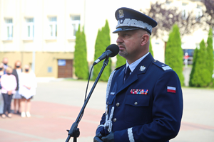 Komendant policji w trakcie przemówienia.