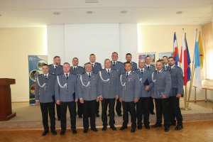 grupowe zdjęcie mianowanych policjantów z Komendantem Wojewódzkim policji w Bydgoszczy