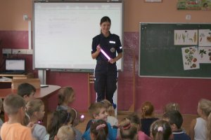 policjantka prowadzi prelekcje dla dzieci