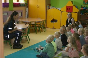 policjantka wygłasza przedszkolakom prelekcje