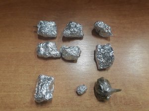 zawiniątka folii aluminiowej z marihuaną