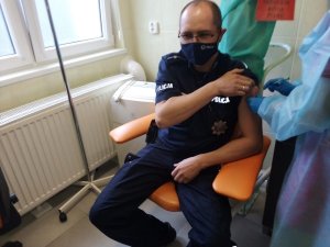 policjant przyjmuje szczepionek