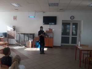 policjantka prowadzi prelekcje