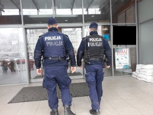 policjanci wchodza do sklepu