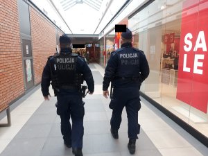 policjanci patroluja sklepy