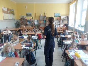 policjantka w klasie u dzieci prowadzi lekcje