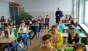 policjant w klasie z dziecmi