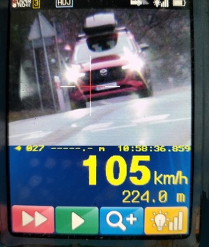 zdjęcie miernika prędkości z wartością 105 km/h