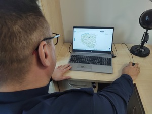 ekran laptopa z wyświetlona mapą polski